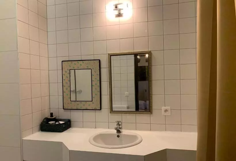 Hotelli De Lotuspoort Met Mihr S B&b In De Abdij Van Bornem