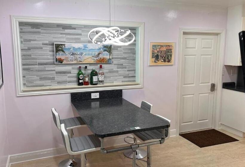 膳宿费 Billy S Resort Clothing Optional  Men Only   Solo Hombres