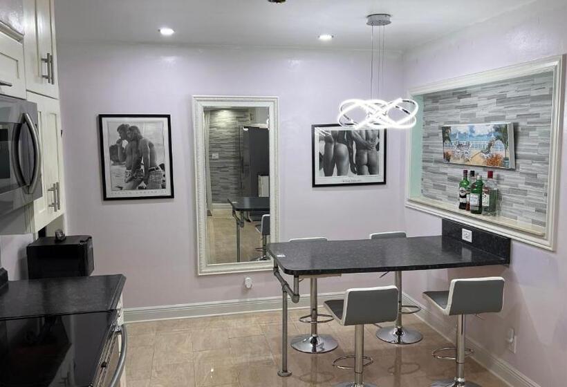 膳宿费 Billy S Resort Clothing Optional  Men Only   Solo Hombres