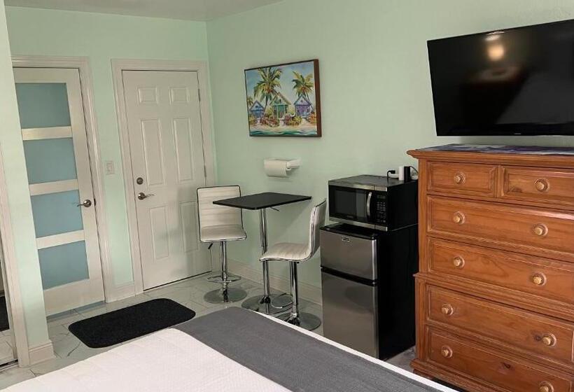 膳宿费 Billy S Resort Clothing Optional  Men Only   Solo Hombres