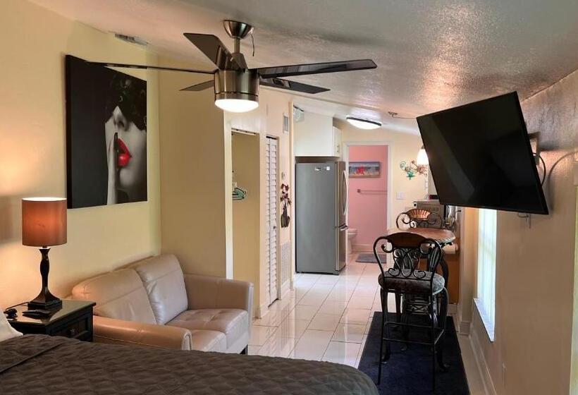 膳宿费 Billy S Resort Clothing Optional  Men Only   Solo Hombres