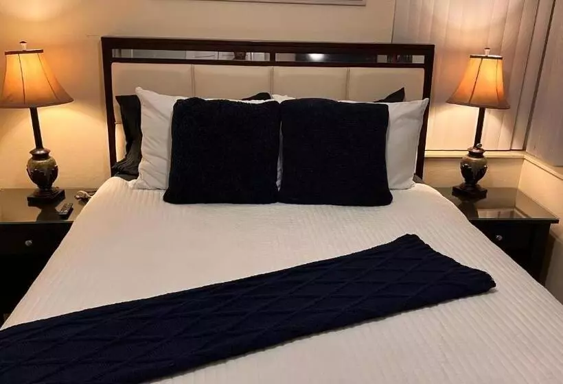 پانسیون Billy S Resort Clothing Optional  Men Only   Solo Hombres