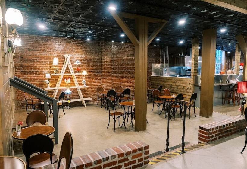 The Nuwray Hotel & Carriage House