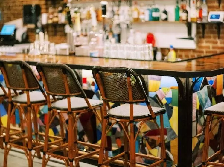 The Nuwray Hotel & Carriage House