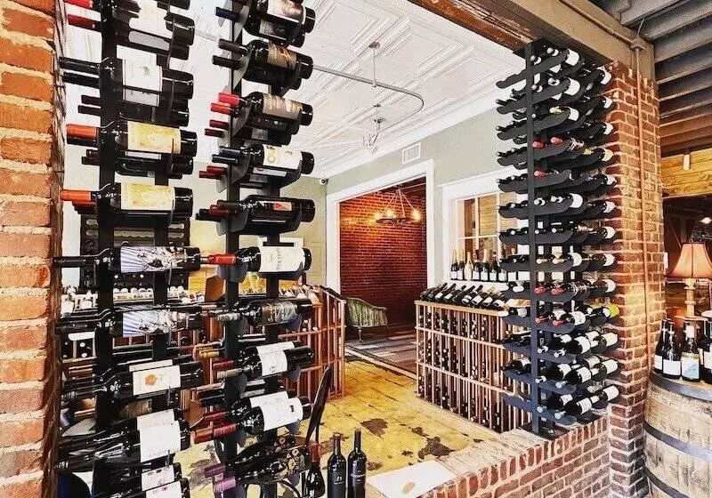 The Nuwray Hotel & Carriage House