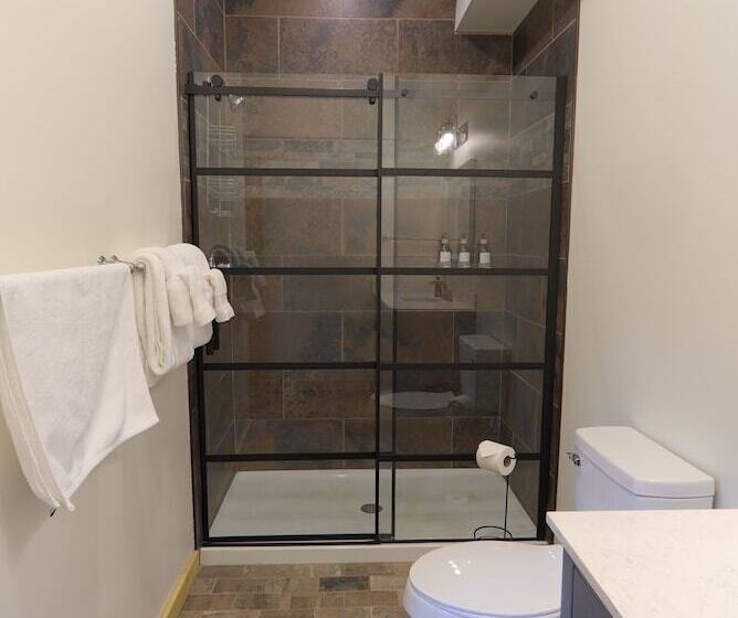 The Nuwray Hotel & Carriage House