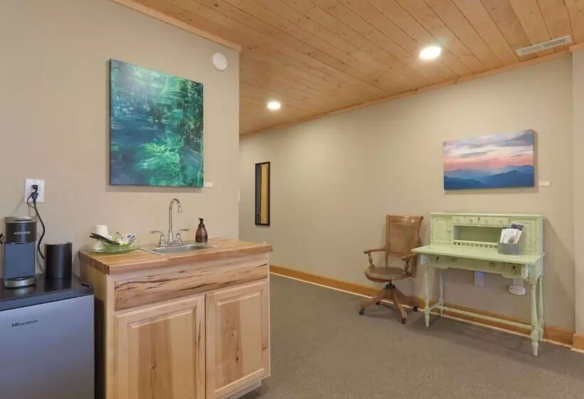 The Nuwray Hotel & Carriage House