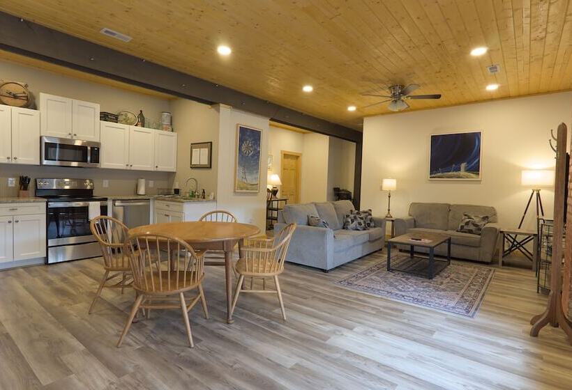 The Nuwray Hotel & Carriage House