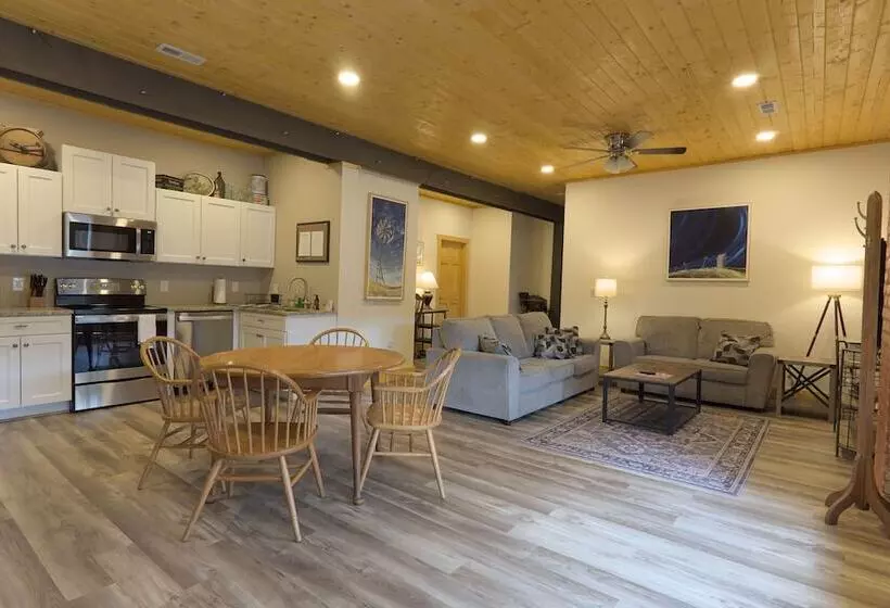 The Nuwray Hotel & Carriage House