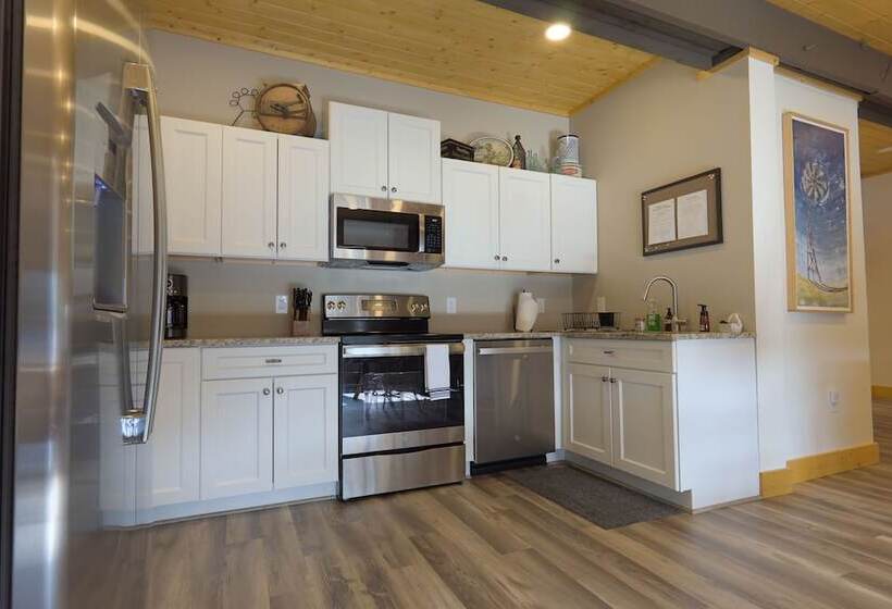 The Nuwray Hotel & Carriage House