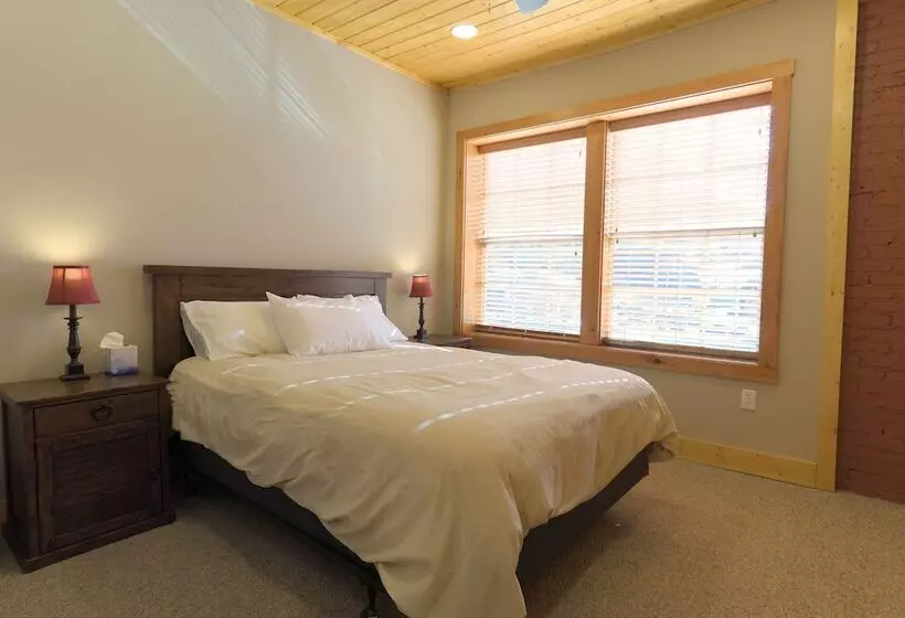 The Nuwray Hotel & Carriage House