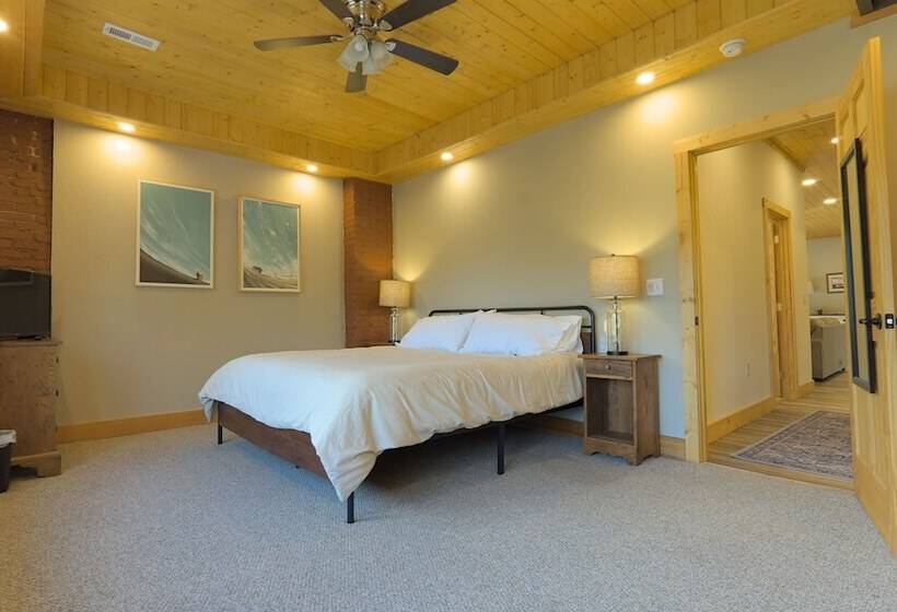 The Nuwray Hotel & Carriage House