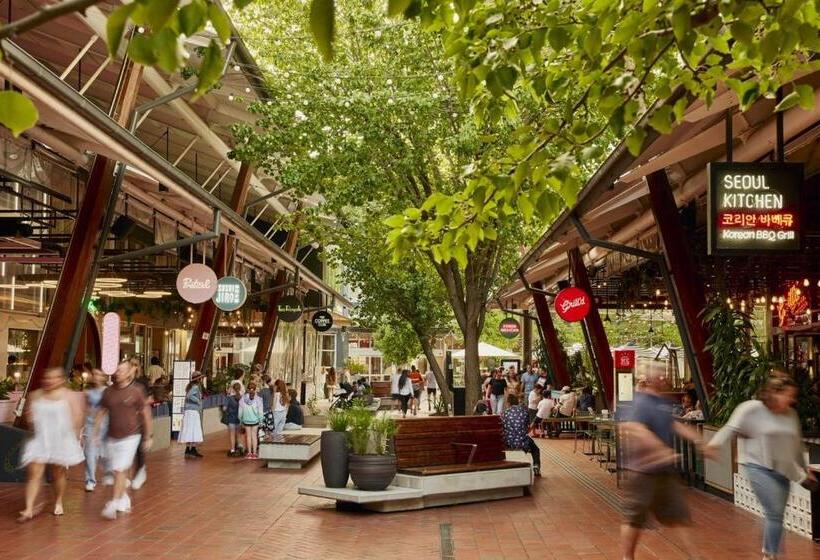 Пансион Charming 1br Granny Flat With Seperate Spacious Living Room  Just A Stone S Throw From Newly Renovat