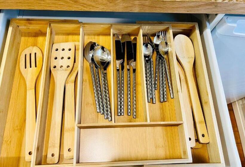 Пансион Charming 1br Granny Flat With Seperate Spacious Living Room  Just A Stone S Throw From Newly Renovat