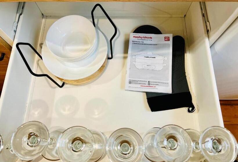 Пансион Charming 1br Granny Flat With Seperate Spacious Living Room  Just A Stone S Throw From Newly Renovat