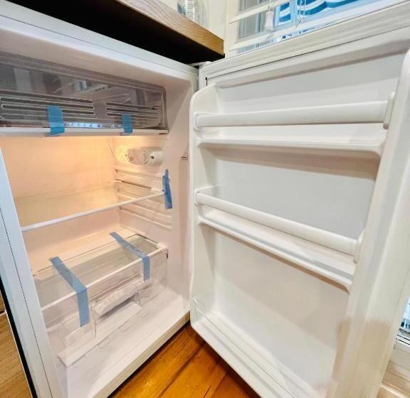 Пансион Charming 1br Granny Flat With Seperate Spacious Living Room  Just A Stone S Throw From Newly Renovat