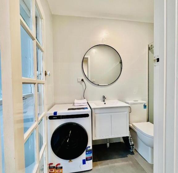 Пансион Charming 1br Granny Flat With Seperate Spacious Living Room  Just A Stone S Throw From Newly Renovat