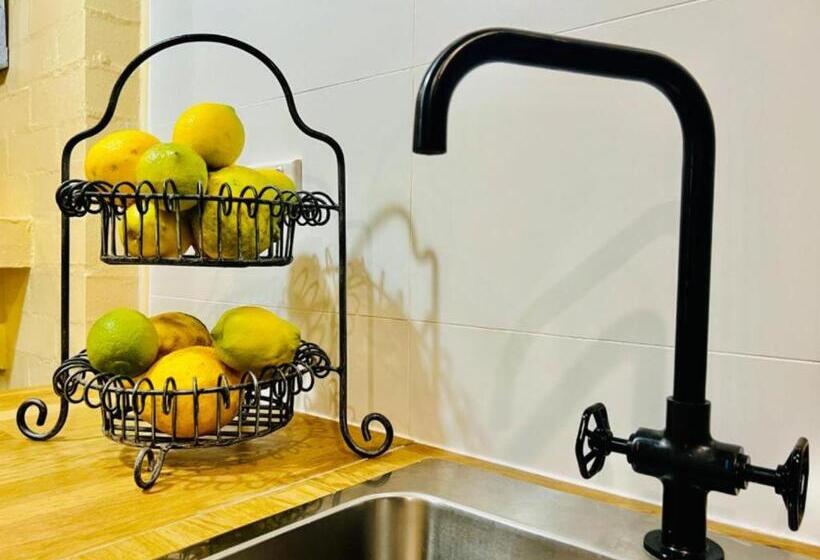 Пансион Charming 1br Granny Flat With Seperate Spacious Living Room  Just A Stone S Throw From Newly Renovat