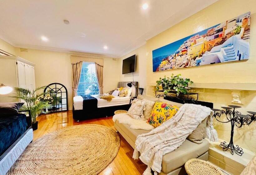 Пансион Charming 1br Granny Flat With Seperate Spacious Living Room  Just A Stone S Throw From Newly Renovat