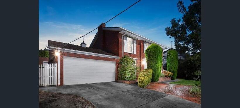 Пансион Charming 1br Granny Flat With Seperate Spacious Living Room  Just A Stone S Throw From Newly Renovat