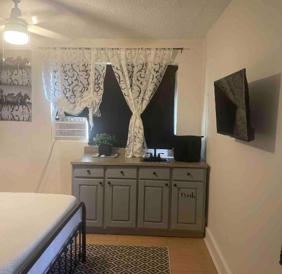 پانسیون Room In Apartment   Pr Pvt Rm 5 Qn Bed Gated Comm Easy Parking