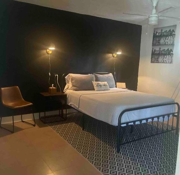 پانسیون Room In Apartment   Pr Pvt Rm 5 Qn Bed Gated Comm Easy Parking