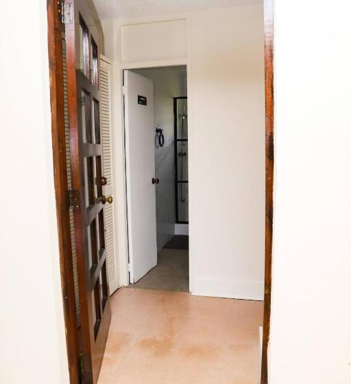 پانسیون Room In Apartment   Pr Pvt Rm 5 Qn Bed Gated Comm Easy Parking