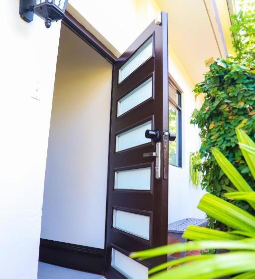 پانسیون Room In Apartment   Pr Pvt Rm 5 Qn Bed Gated Comm Easy Parking