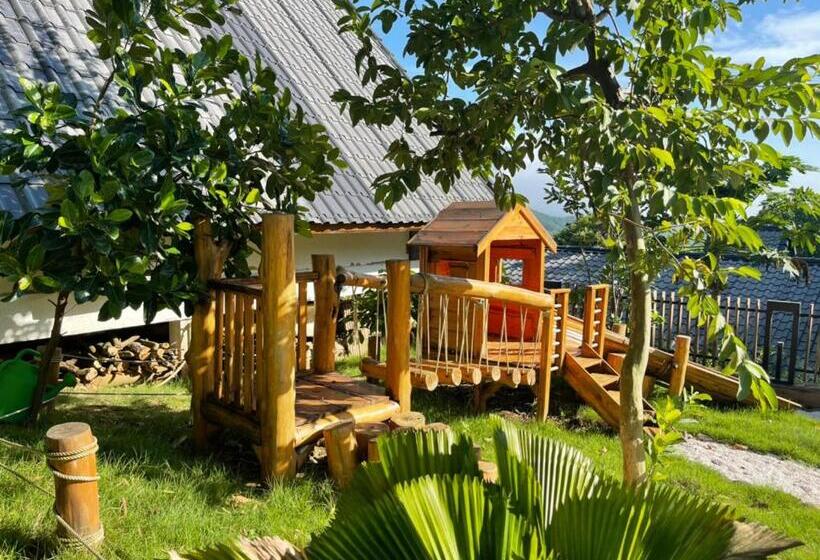 هتل A Little Hill Retreat