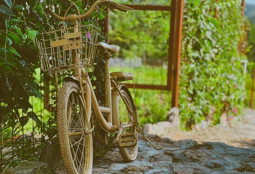 هتل A Little Hill Retreat