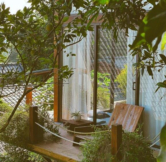 هتل A Little Hill Retreat