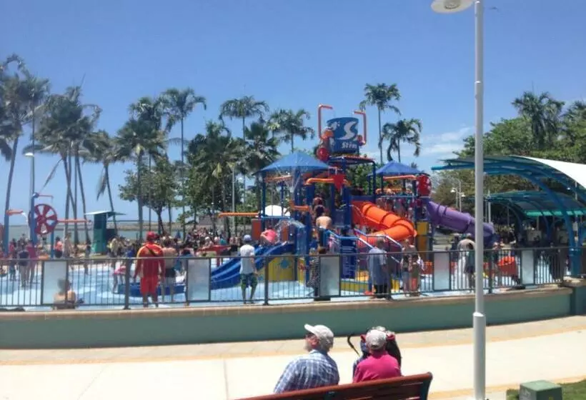 هتل Studio Apartments The Strand And South Townsville