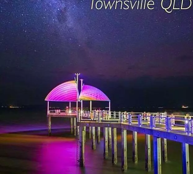 هتل Studio Apartments The Strand And South Townsville