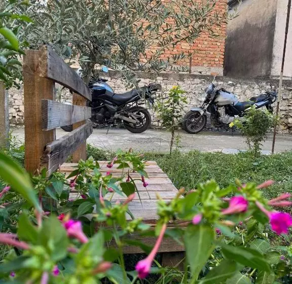 پانسیون Ardjon House