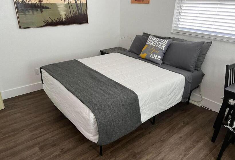 ペンション Cozy Private Studio W/own Yard 3mi From Beach