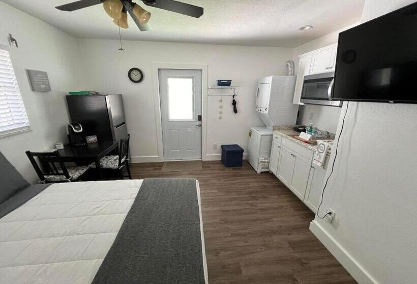 ペンション Cozy Private Studio W/own Yard 3mi From Beach