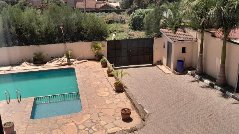 پانسیون Twiga Whitehouse Villas