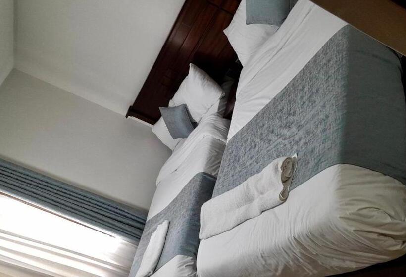 پانسیون Twiga Whitehouse Villas