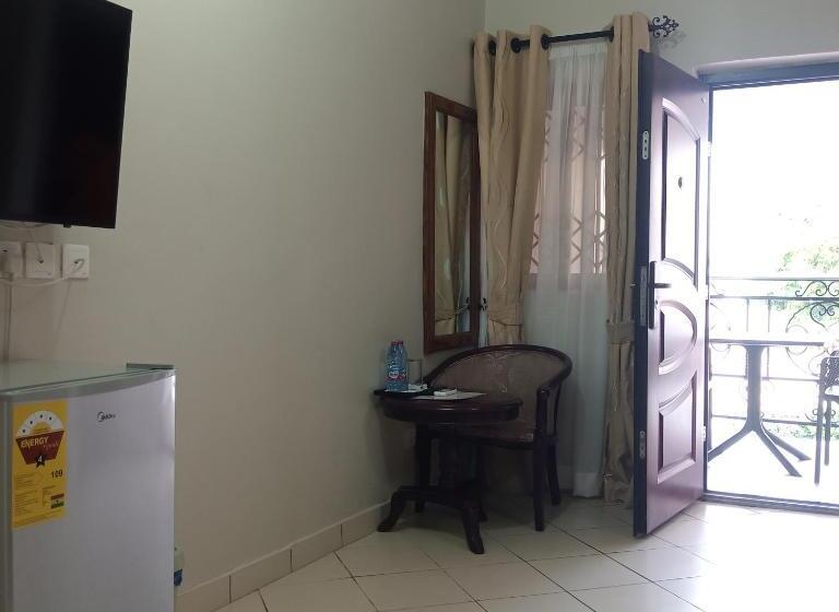 فندق Adwoa Asantewaa Memorial