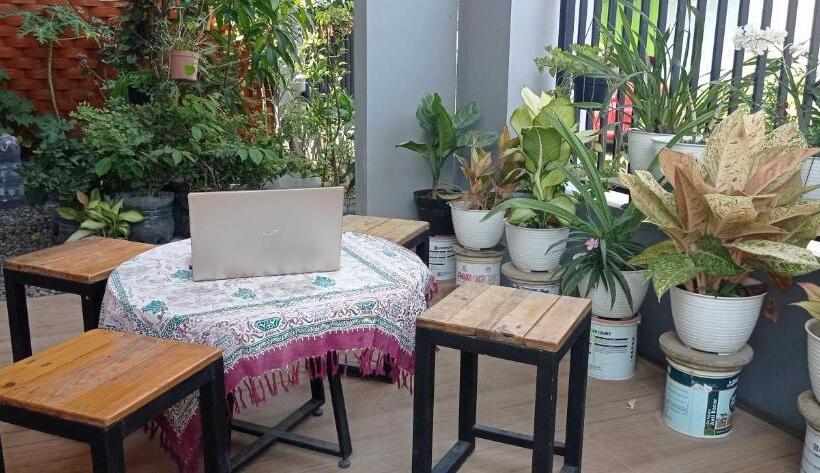 ホテル Spot On 93210 Griya Kos Kanjeng Mami Syariah