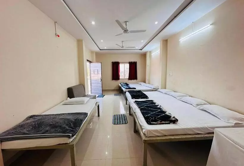 ホテル Tiwari G Shridhara