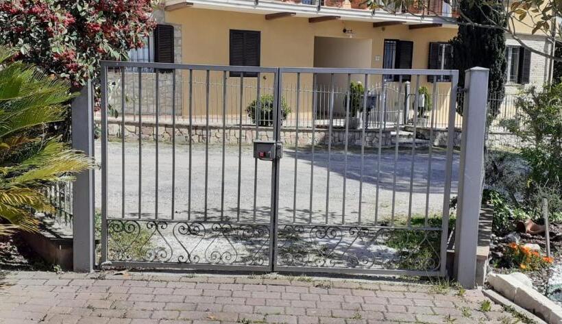 پانسیون Camera Privata In Villa Con Ingresso Indipendente E Grande Giardino