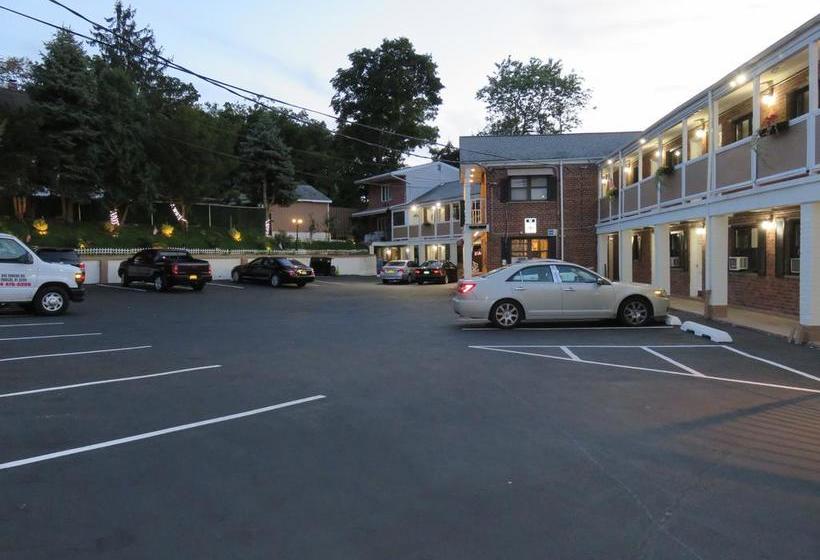 Central Motel Courtyard