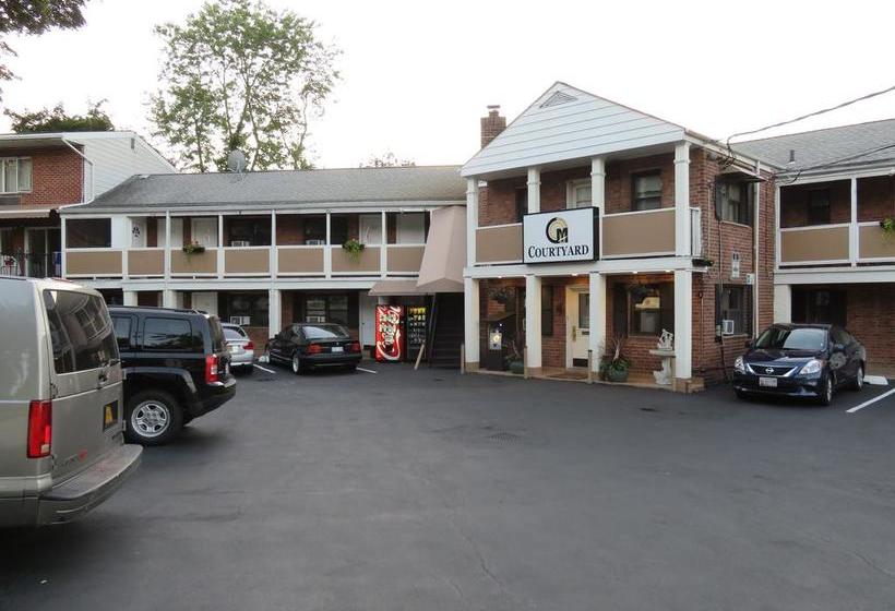 Central Motel Courtyard