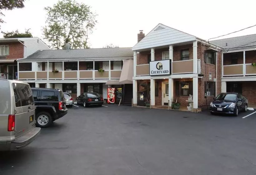 Central Motel Courtyard