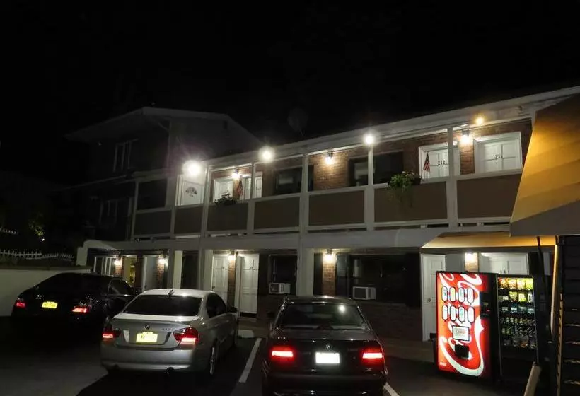 Central Motel Courtyard