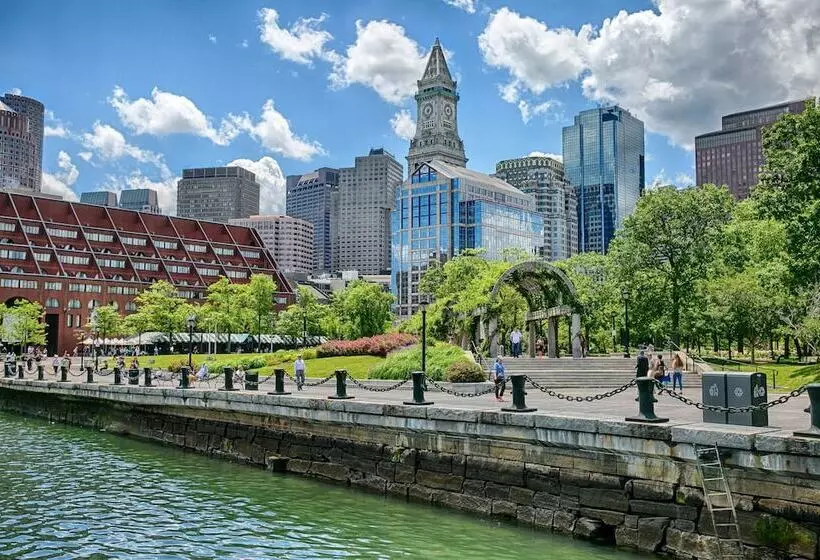 هتل Boston Yacht Haven