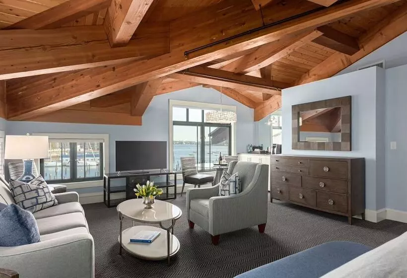 هتل Boston Yacht Haven