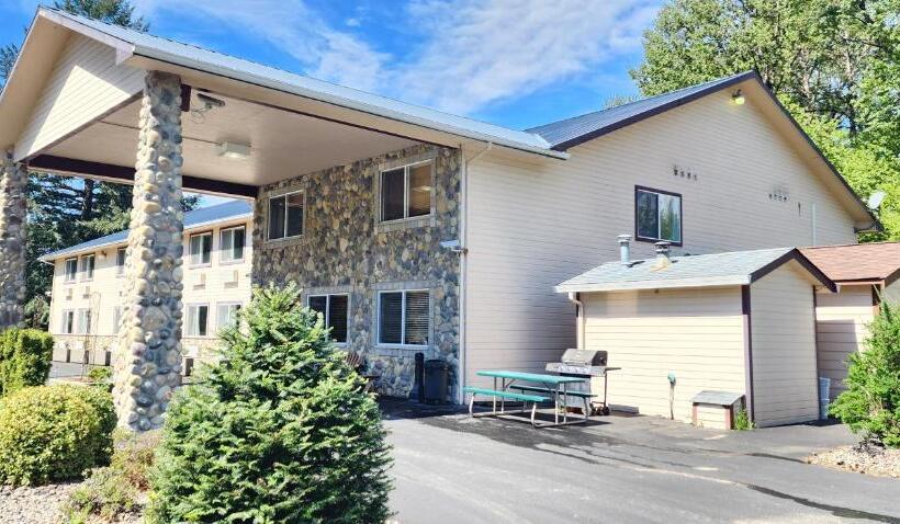 فندق Crest Trail Lodge