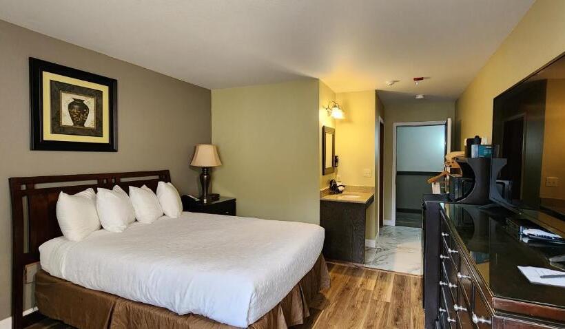 فندق Crest Trail Lodge